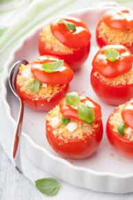 Pomidory nadziewane kuskusem i sosem ser